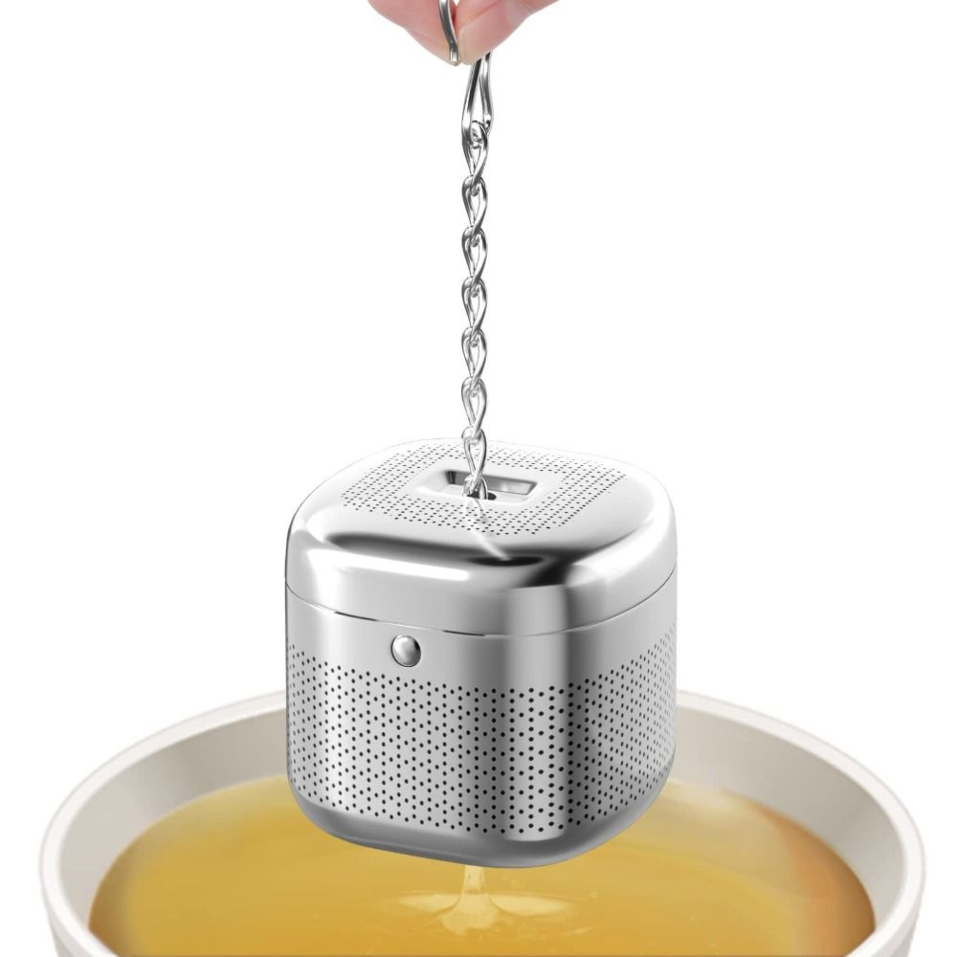 personne sortant infuseur a thé de sa tasse thé