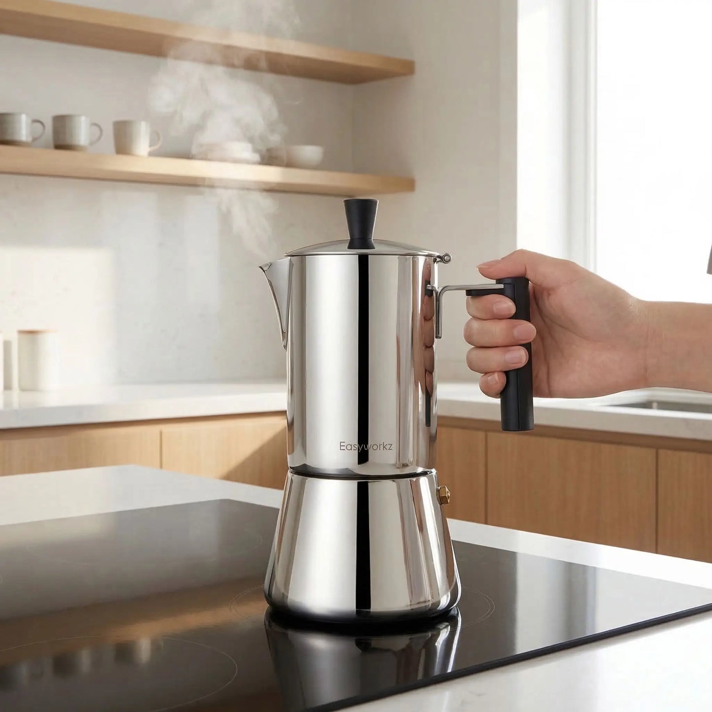 personne tenant cafetière italienne pour induction fumant sur plaque a induction