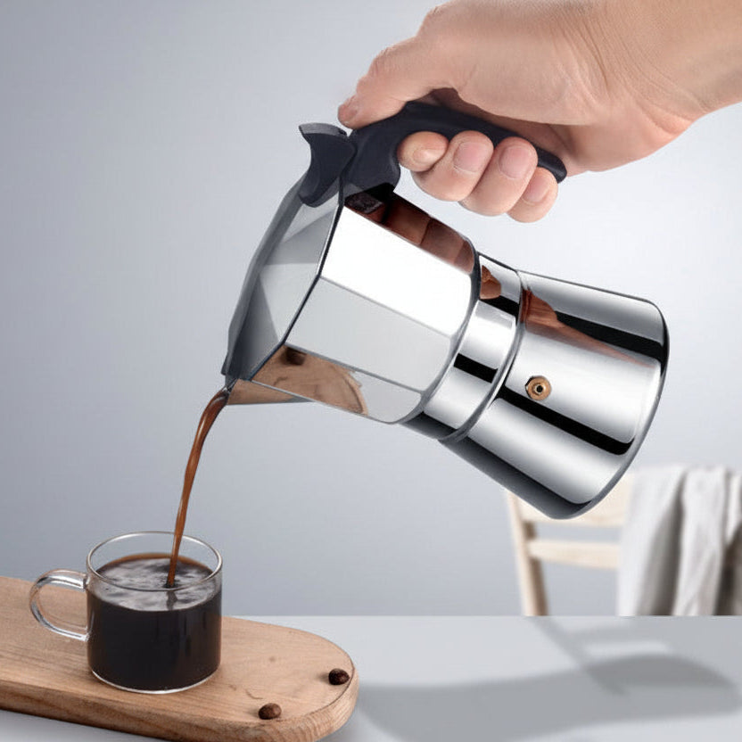 personne tenant cafetiere italienne cafe servant tasse cafe sur planche bois