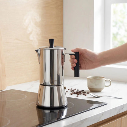 personne utilisant cafetière italienne pour induction pour preparer cafe
