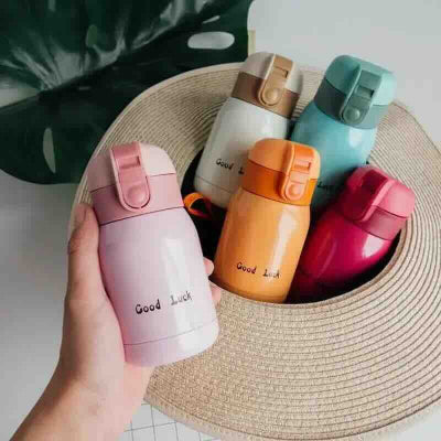 petite bouteille isotherme rose orange verte beige burgundy dans chapeau marron
