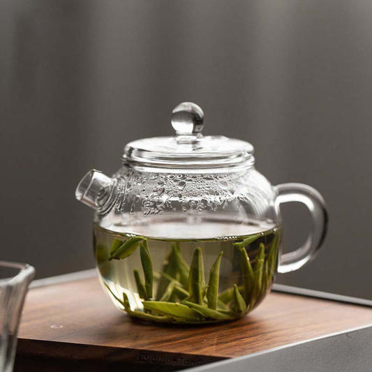  petite théière individuelle en verre remplit thé sur plateau