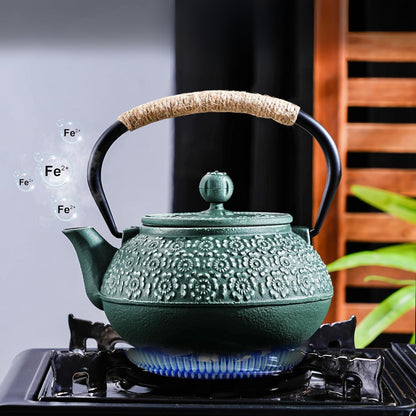 theiere en fonte verte en ebulition sur feu couleur verte