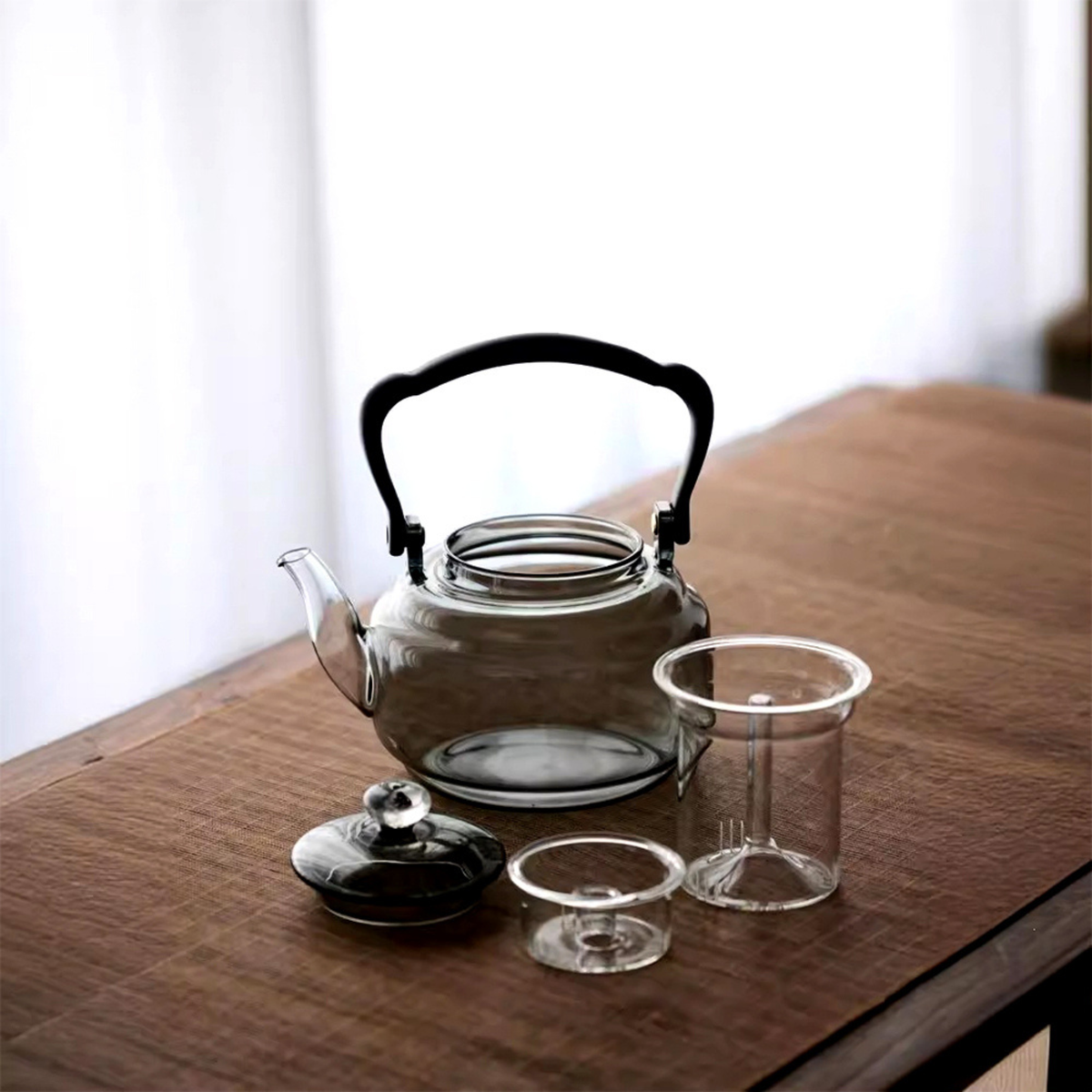 théière en verre avec infuseur vide ouverte en pièce