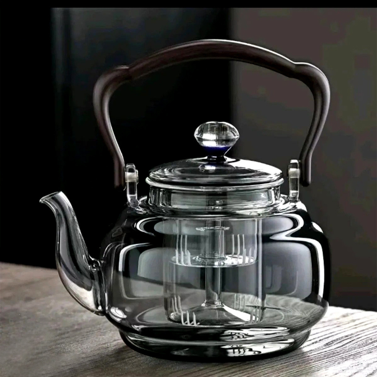 théière en verre avec infuseur vide sur table bois