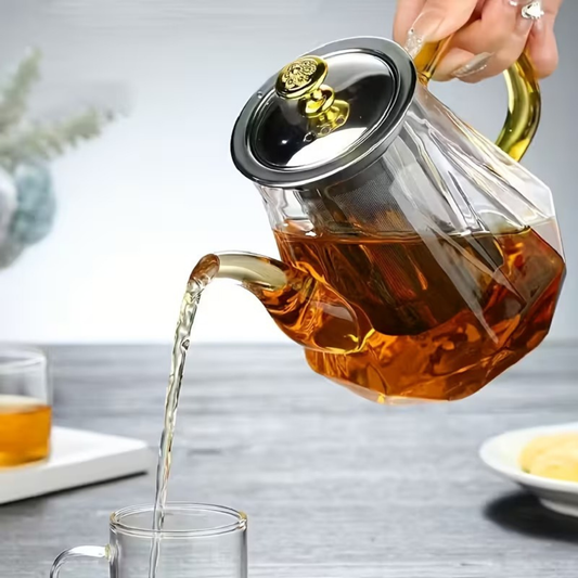théière en verre borosilicate tenue par une femme servant son thé