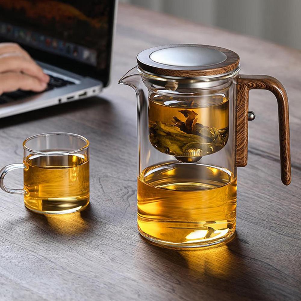 theiere en verre sur table tasse the ordi a cote