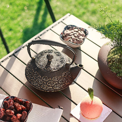 theiere fonte japonaise sur table bois au jardin pret pour gouter