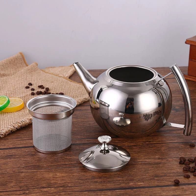 theiere induction ouvert sur table bois infuseur couvert a cote