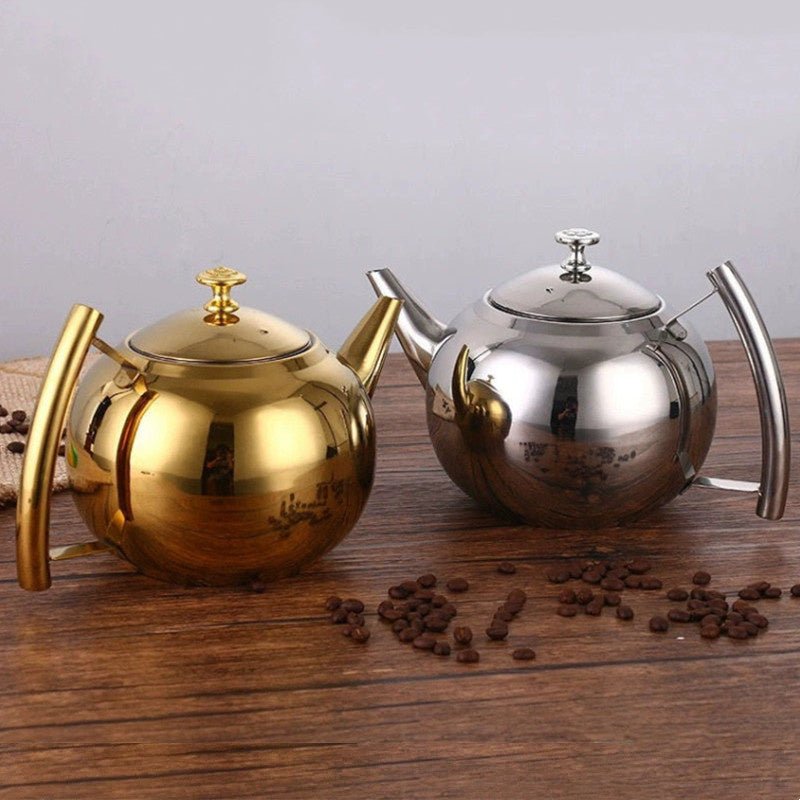 theiere induction argentee et doree sur table grain cafe a cote