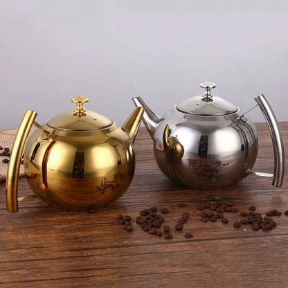 theiere induction argentee et doree sur table grain cafe a cote