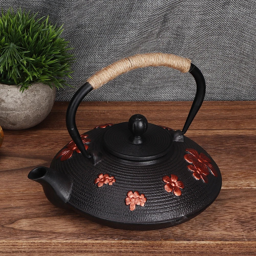 theiere japonaise en fonte sur table bois pot fleur a cote