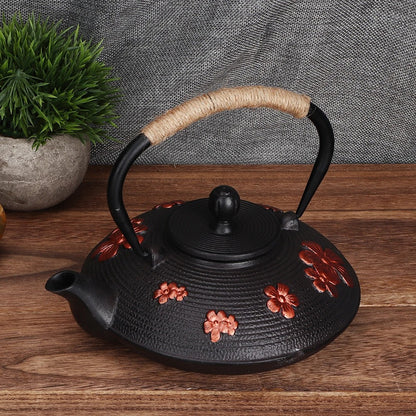 theiere japonaise en fonte sur table bois pot fleur a cote