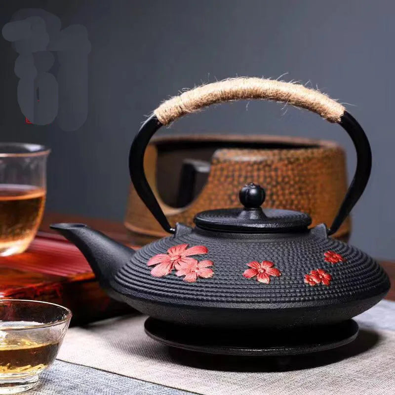 theiere japonaise en fonte sur table tasse the verre a cote