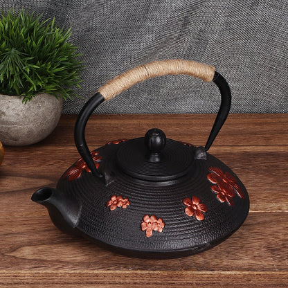 theiere japonaise fonte sur table bois pot fleur a cote