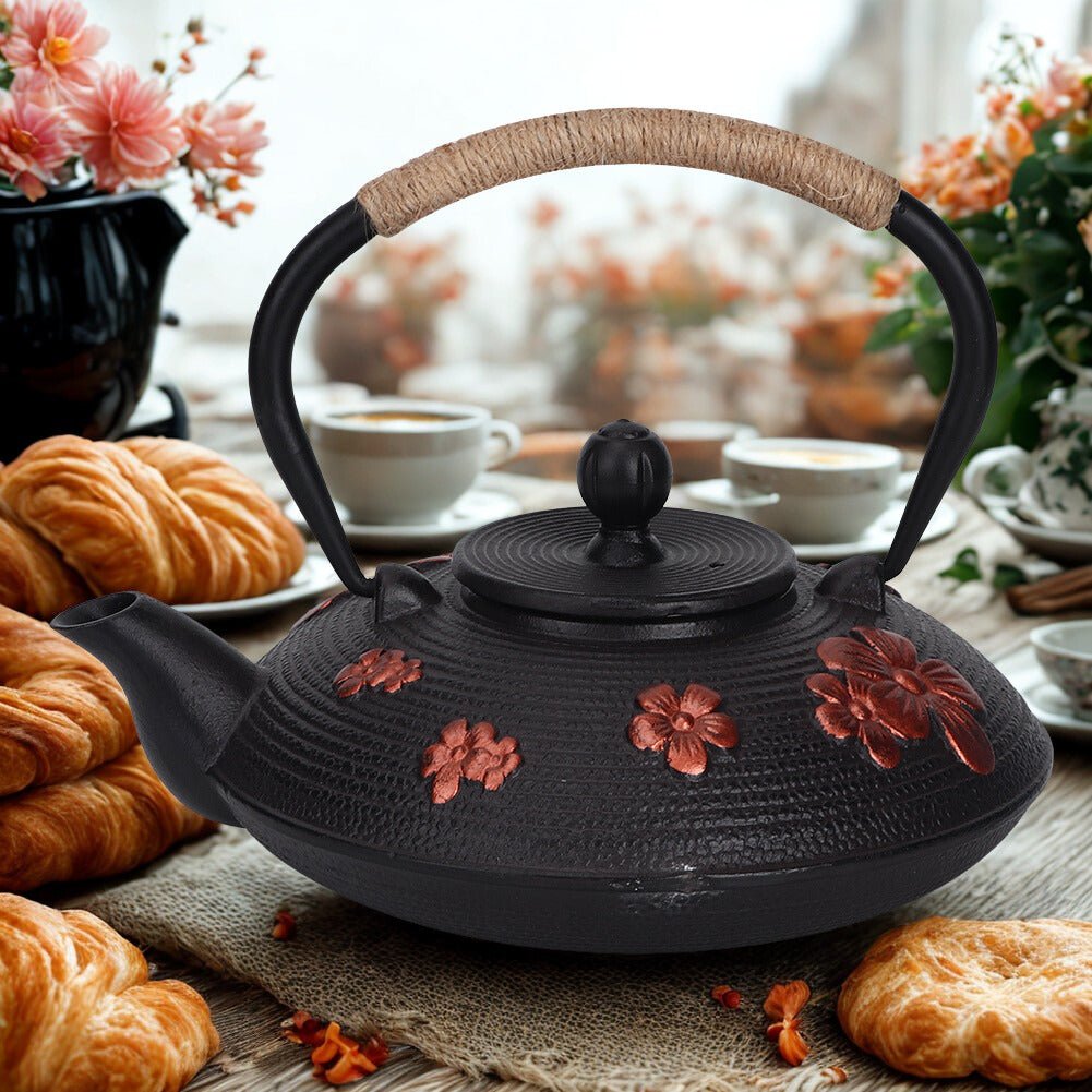theiere japonaise fonte sur table croissant tasse de the