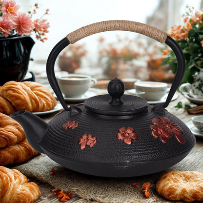 theiere japonaise fonte sur table croissant tasse de the