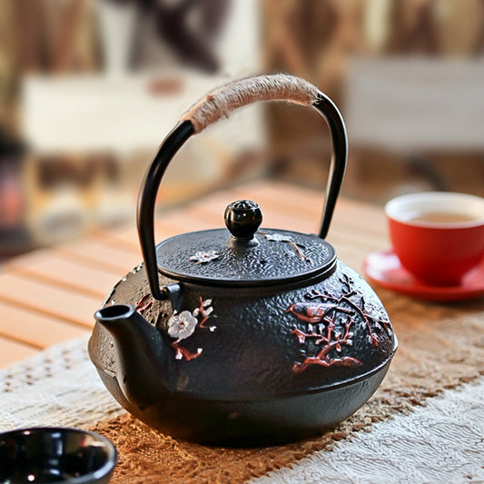 theiere japonaise sur nappe marron beige tasse rouge noire a cote