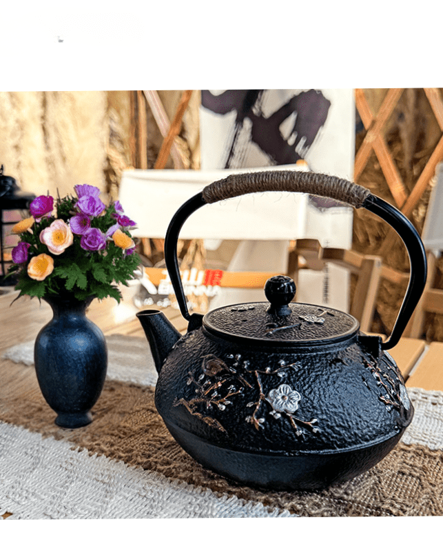 theiere japonaise sur table nappe marron beige pot fleur rose et orange a cote