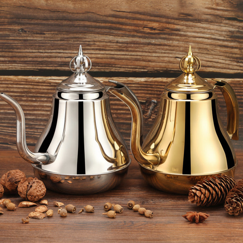 theiere marocaine doree et argentee sur bois cones pin et noix en decor