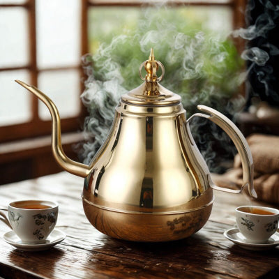 theiere marocaine doree fumante sur table au salon tasse the a cote 