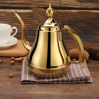 theiere marocaine doree sur torchon marron decor table bois