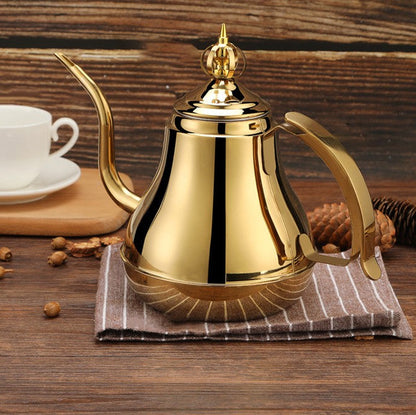 theiere marocaine sur nappe rayure marron tasse cones de pin en decor