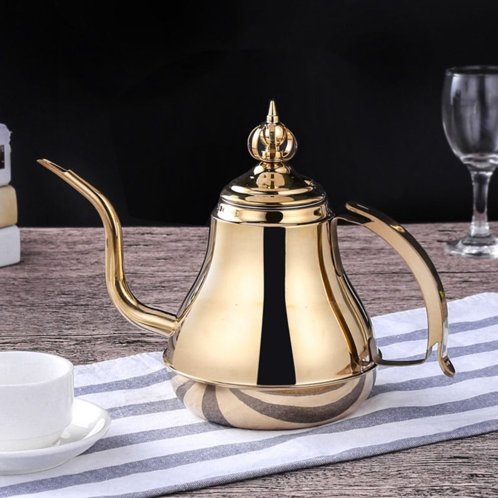 theiere marocaine sur nappe rayure tasse verre a cote