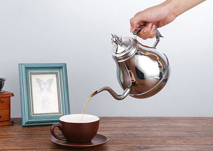 personne servant theiere marocaine dans tasse marron