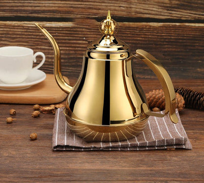 theiere marocaine sur torchon marron avec tasse