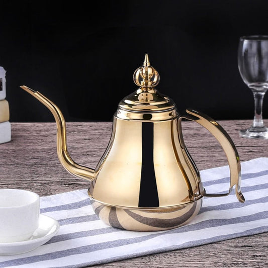 theiere marocaine sur nappe rayee tasse the blanche a cote