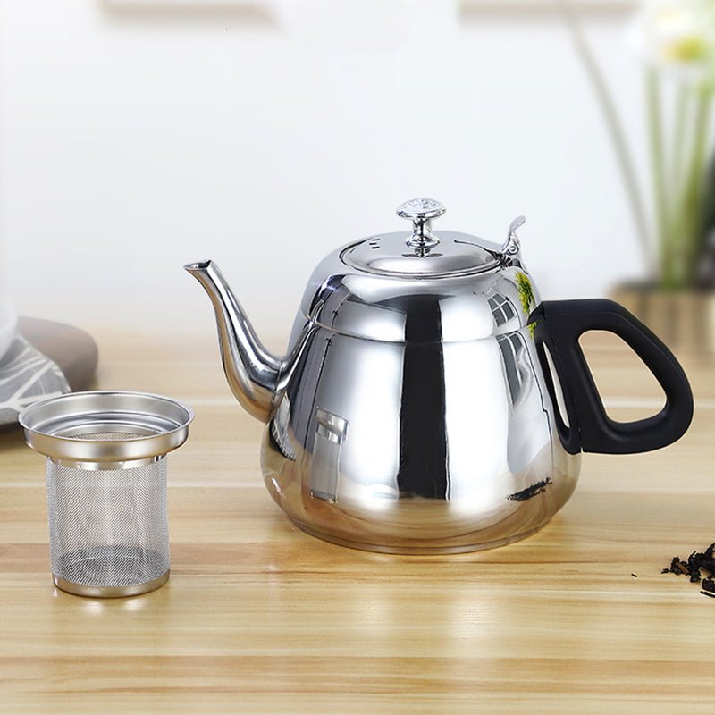 theiere sur table en boit avec infuseur a cote