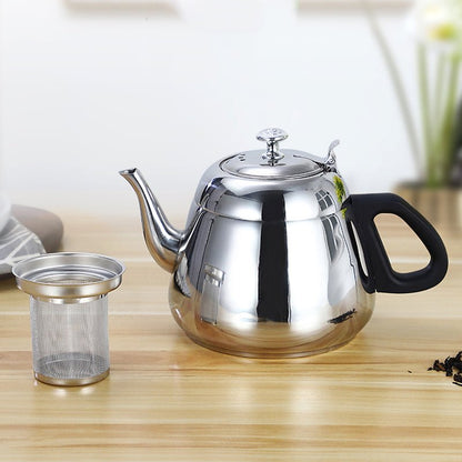 theiere sur table en boit avec infuseur a cote