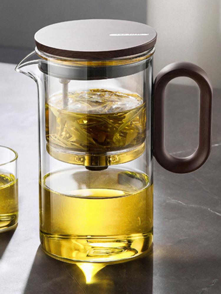 theiere verre remplit the sur table bois tasse the a cote