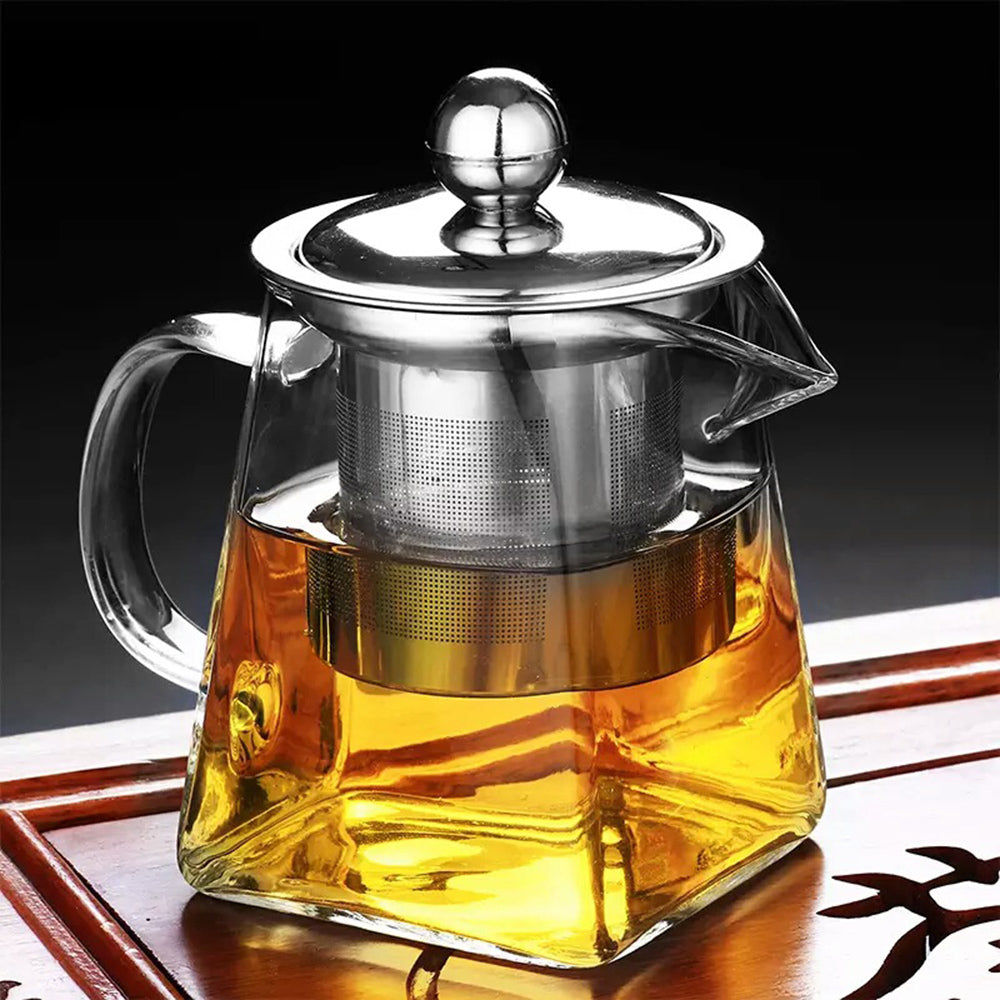 theiere verre remplit infusion sur planche bois marron