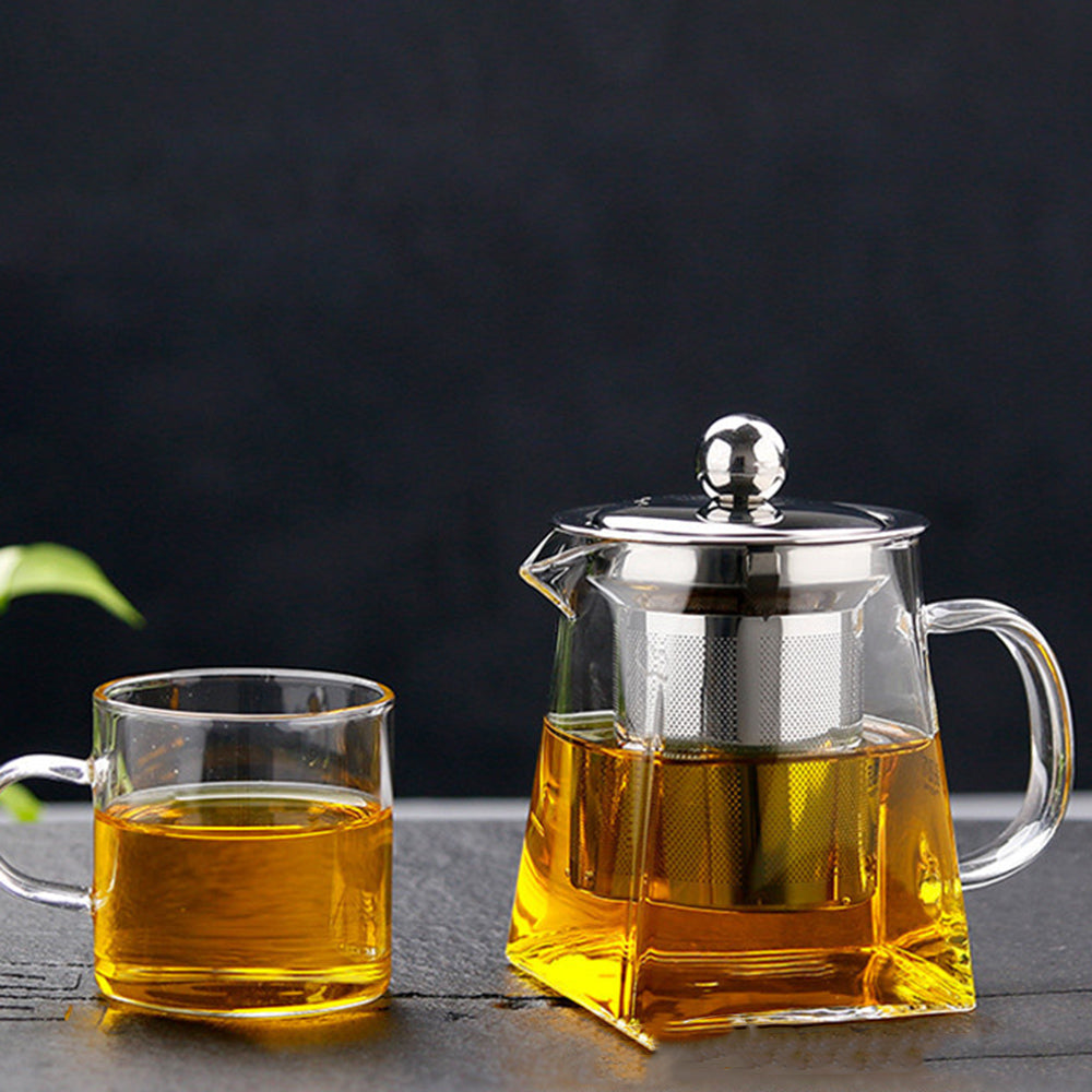 theiere verre remplit infusion the tasse servit a cote