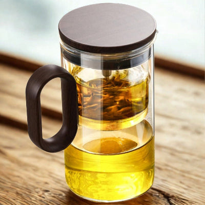 theiere verre remplit sur bois marron